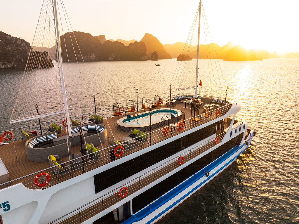 La Casta Daily Cruise — a modern luxury cruise sailing on Halong Bay.