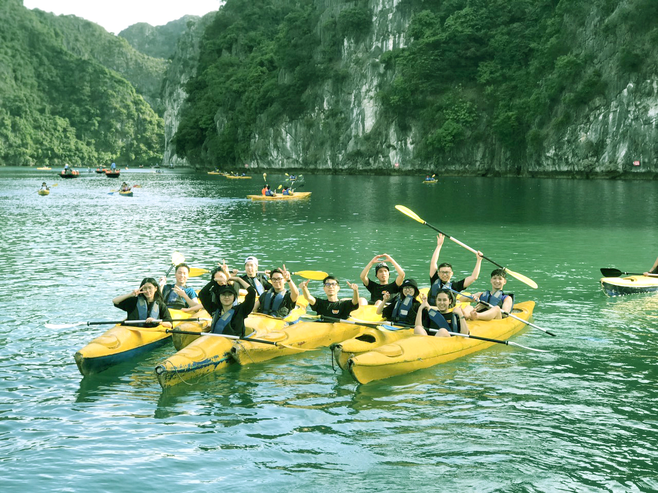 chèo thuyền kayak trên vịnh hạ long