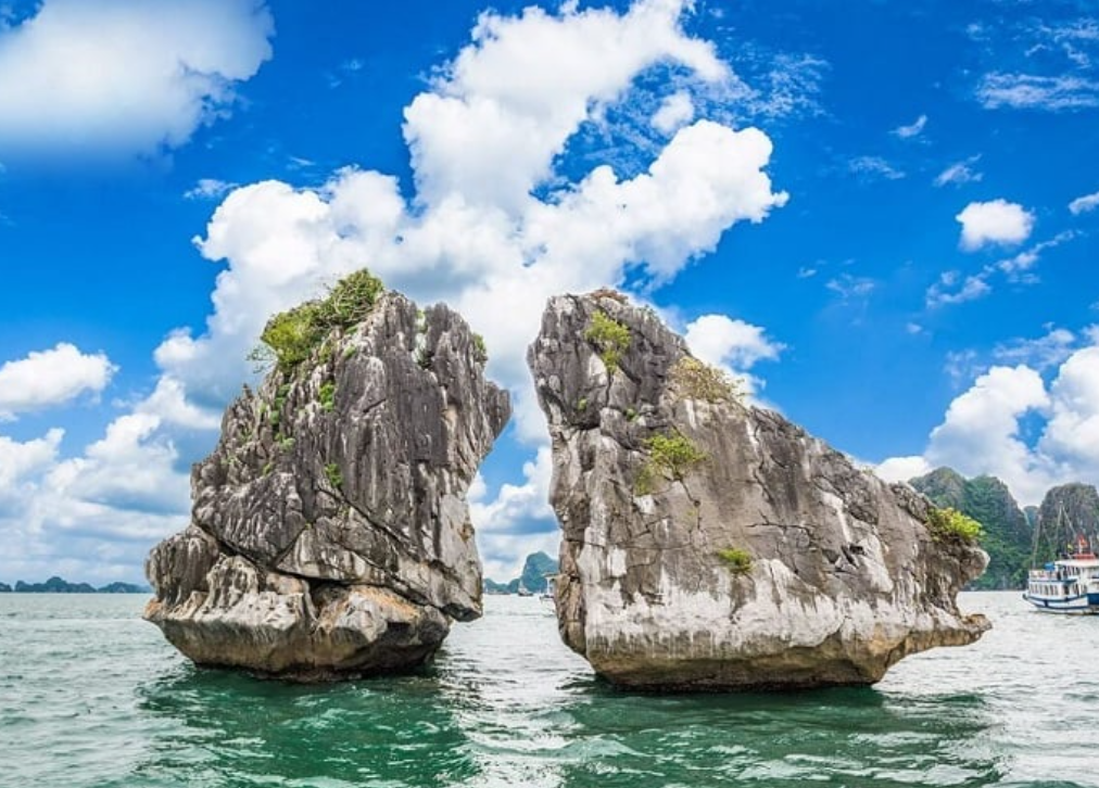 Stunning Halong Bay landscape – a highlight for travelers searching what to do in Halong Bay