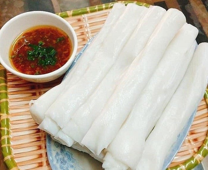 Traditional bánh gật gù rice rolls – a humble yet famous Ha Long street food.