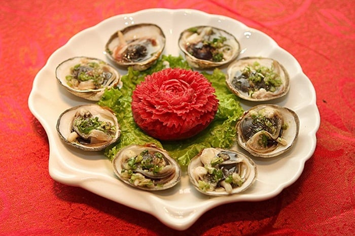 Steamed ngán clam – a flavorful Ha Long Bay seafood specialty.
