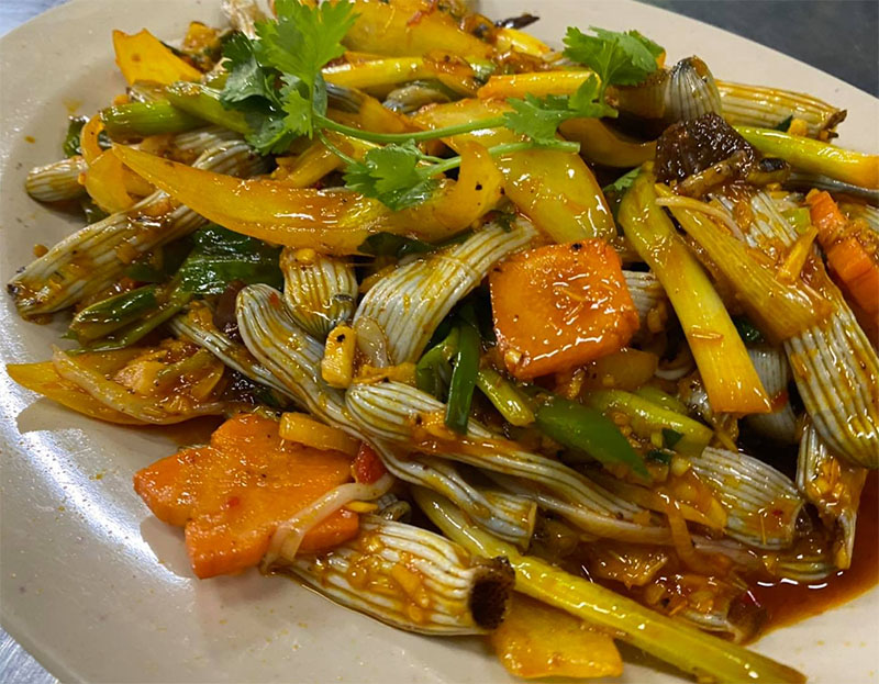 Ha Long Bay sandworm dish – a rare and adventurous Ha Long Bay seafood delicacy.